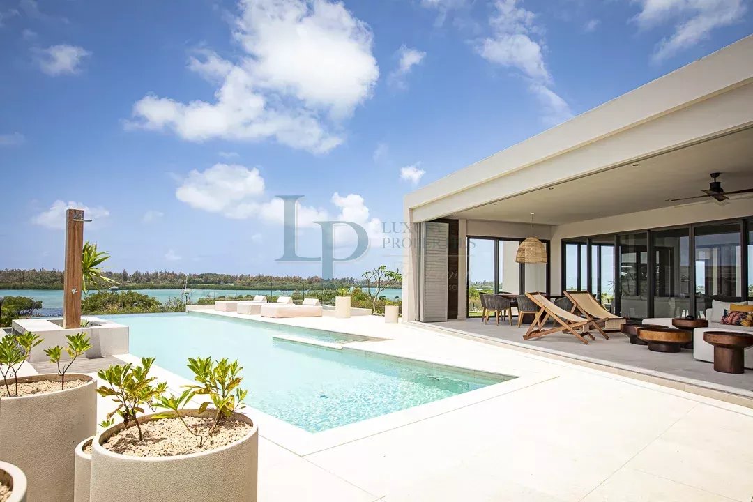 Villa D’exception au bord de l’eau