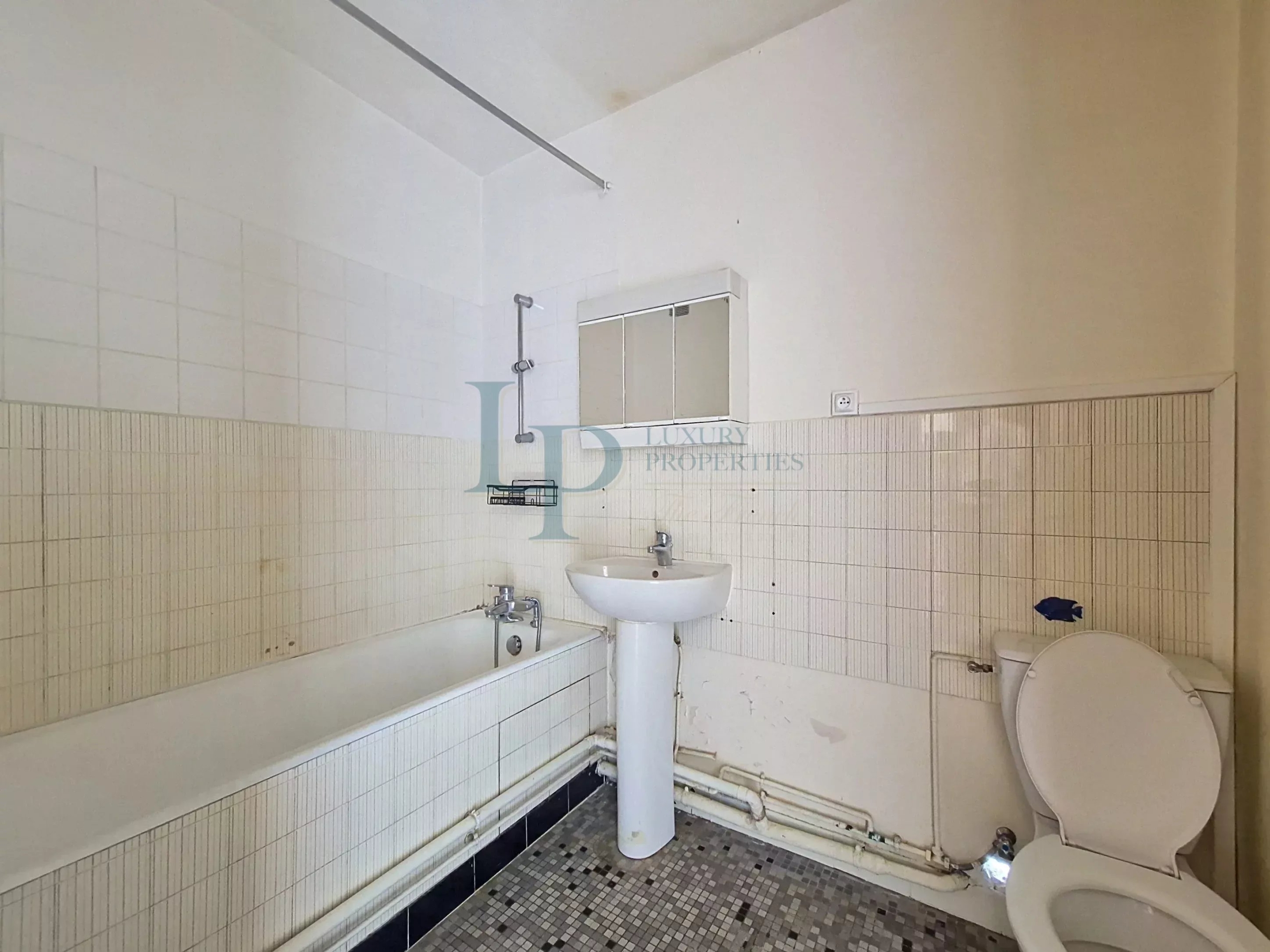 Courbevoie — Studio de 32 m² avec balcon filant Sud-Est, à réinventer