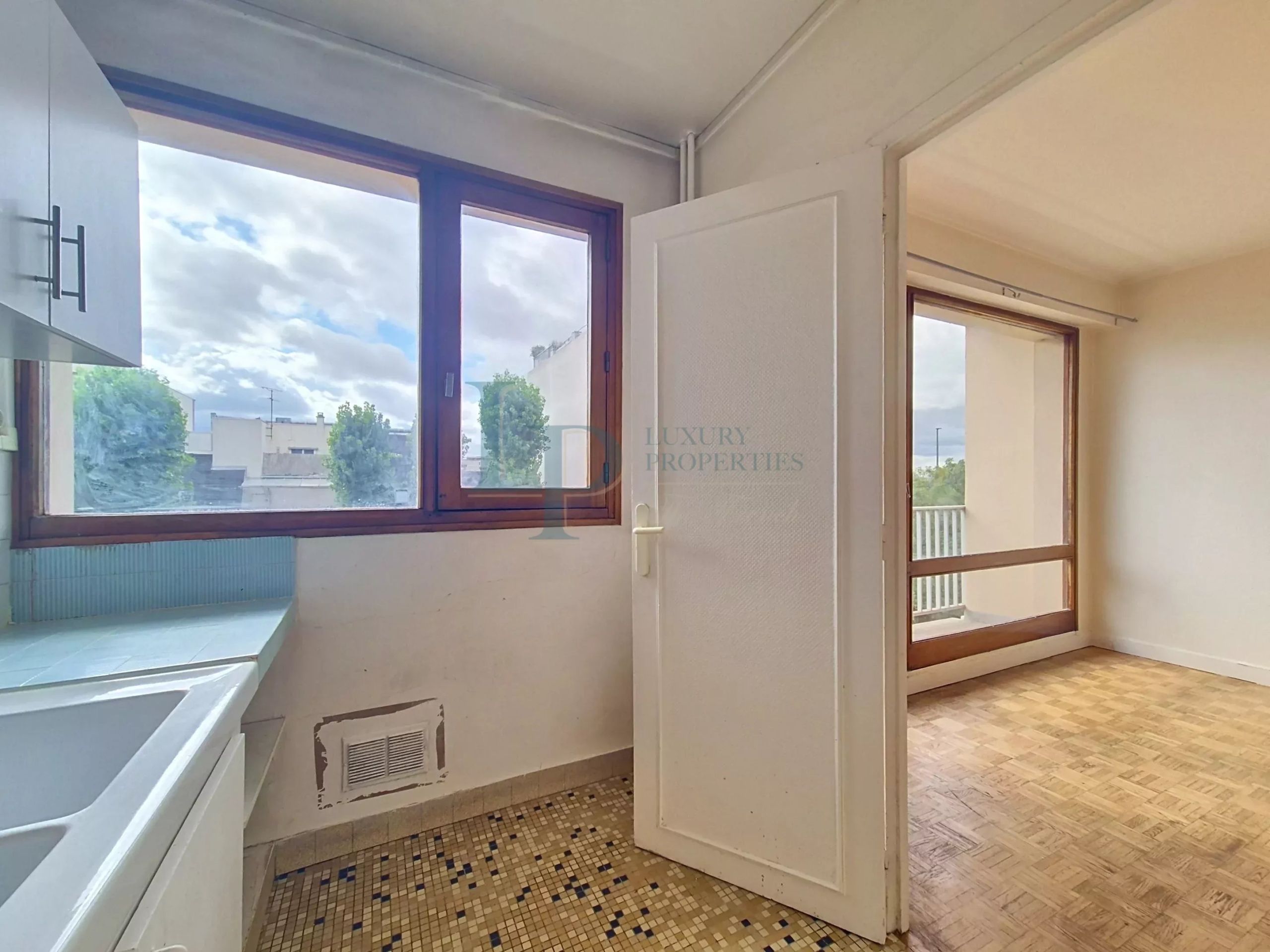 Courbevoie — Studio de 32 m² avec balcon filant Sud-Est, à réinventer