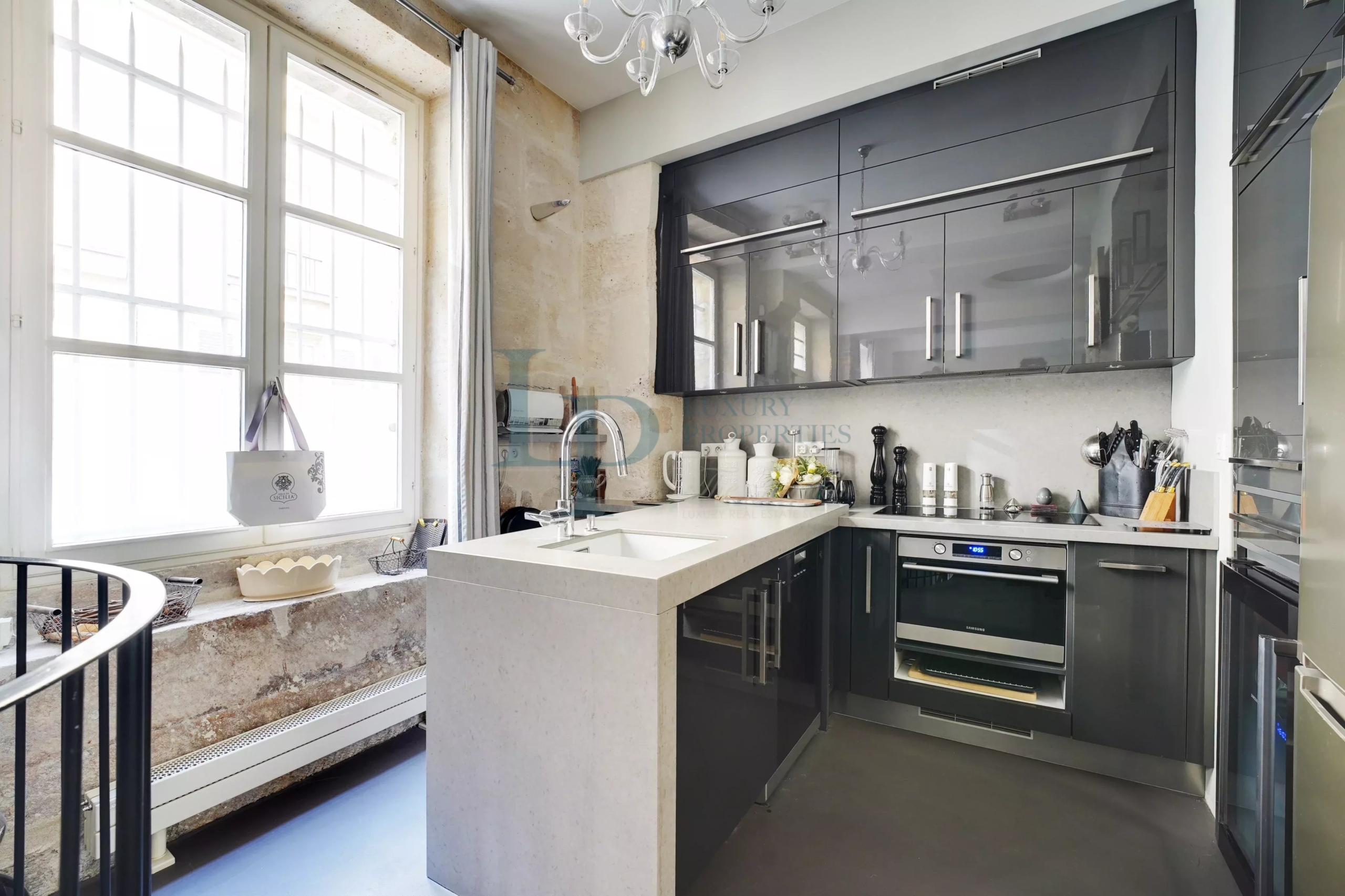 PARIS III – EXCLUSIVITÉ – PLACE DES VOSGES – APPARTEMENT 3 PIÈCES – COMME UNE MAISON – RÉNOVÉ – CALME