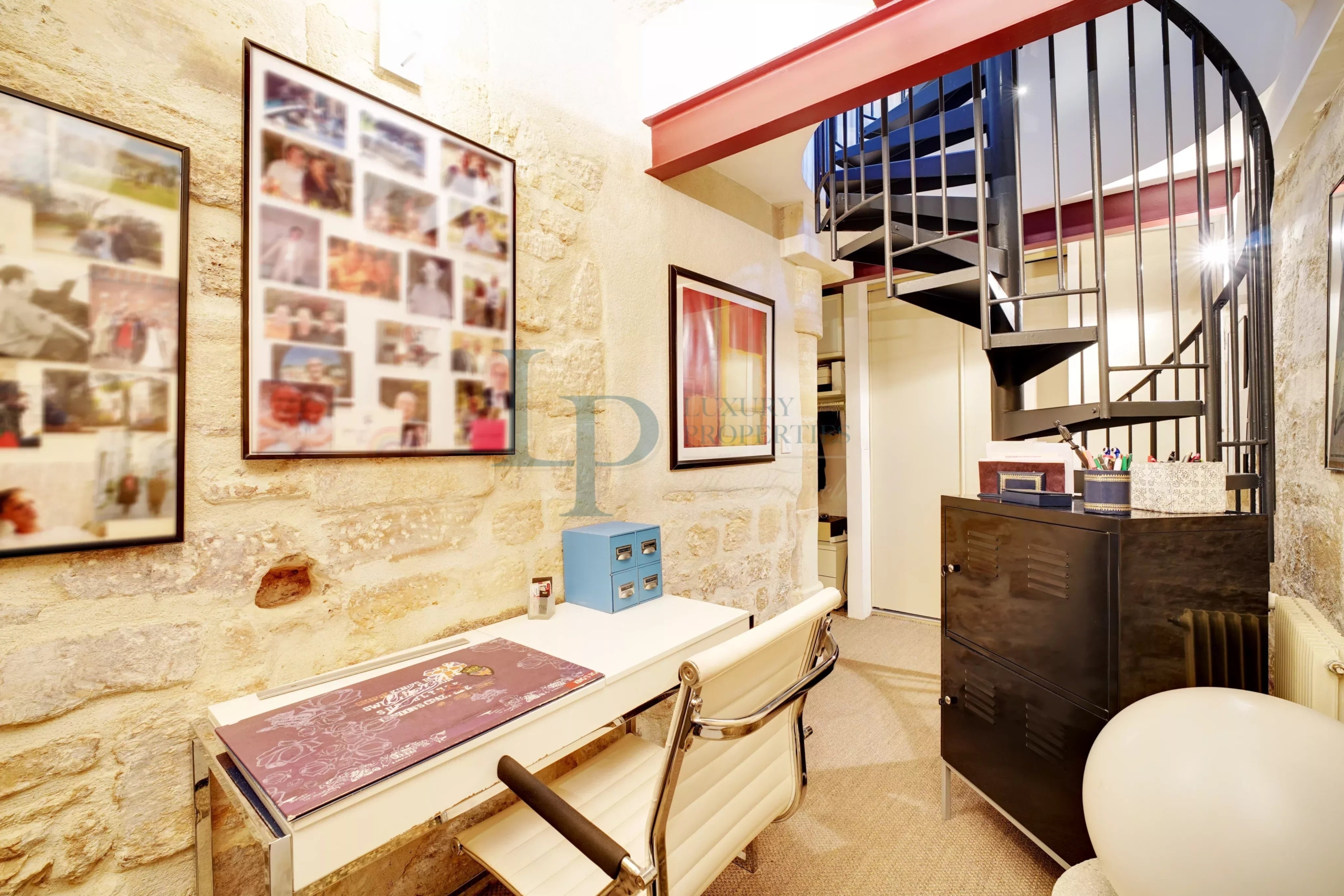 PARIS III – EXCLUSIVITÉ – PLACE DES VOSGES – APPARTEMENT 3 PIÈCES – COMME UNE MAISON – RÉNOVÉ – CALME