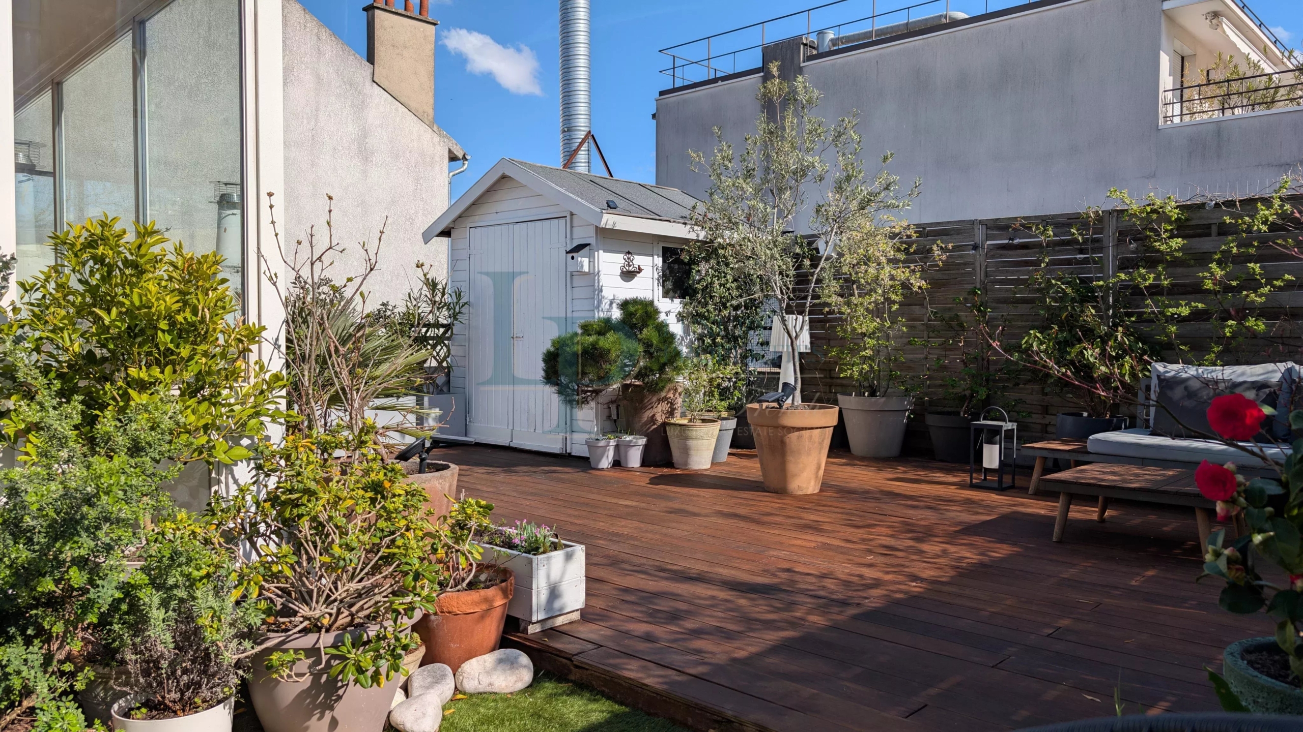 b56e62fe71dd14a236fc46da41fb9009_f691326a0f_4096-original-39417-0.jpg Castle Park – South-facing terrace