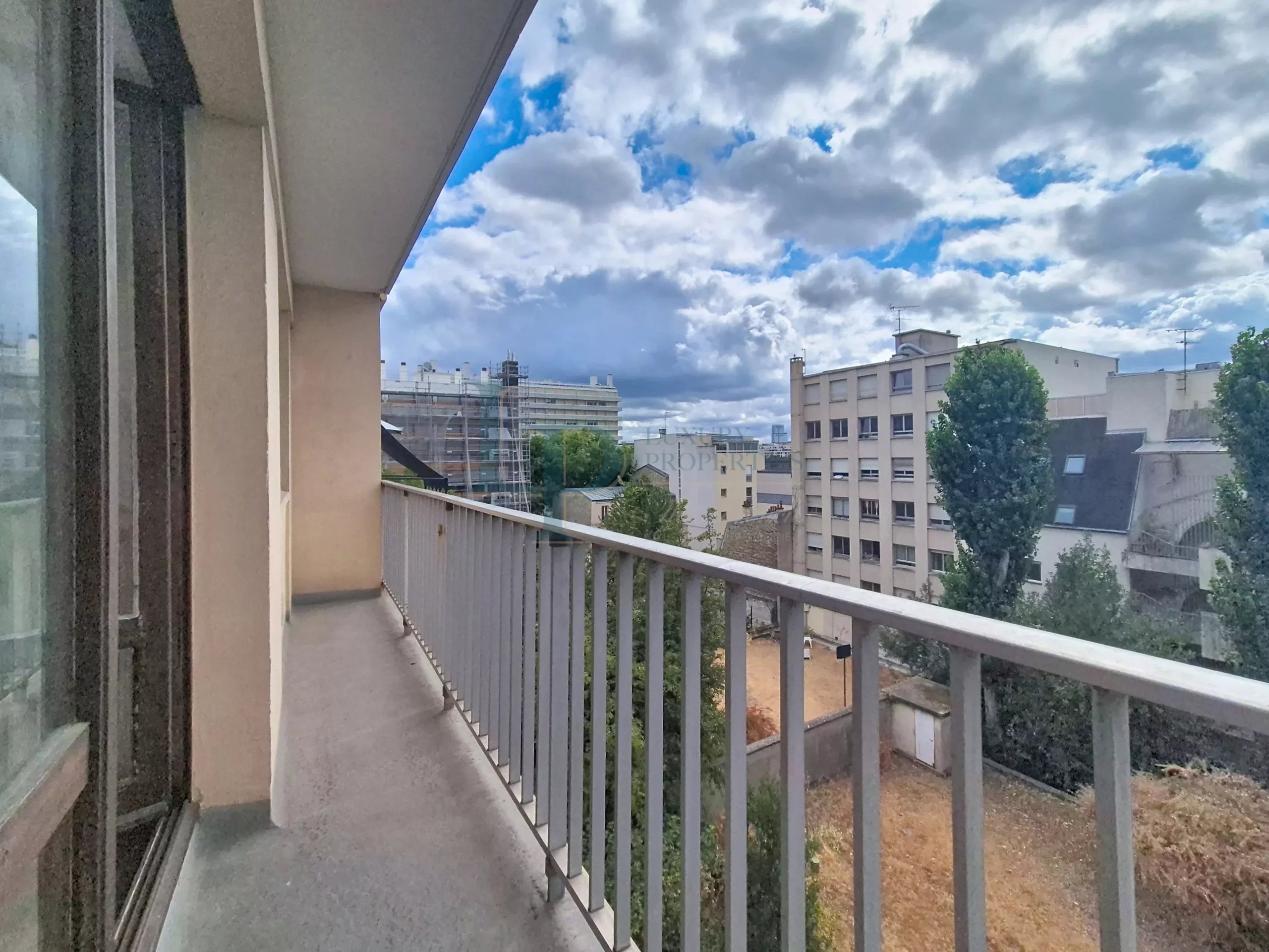 Courbevoie — Studio de 32 m² avec balcon filant Sud-Est, à réinventer