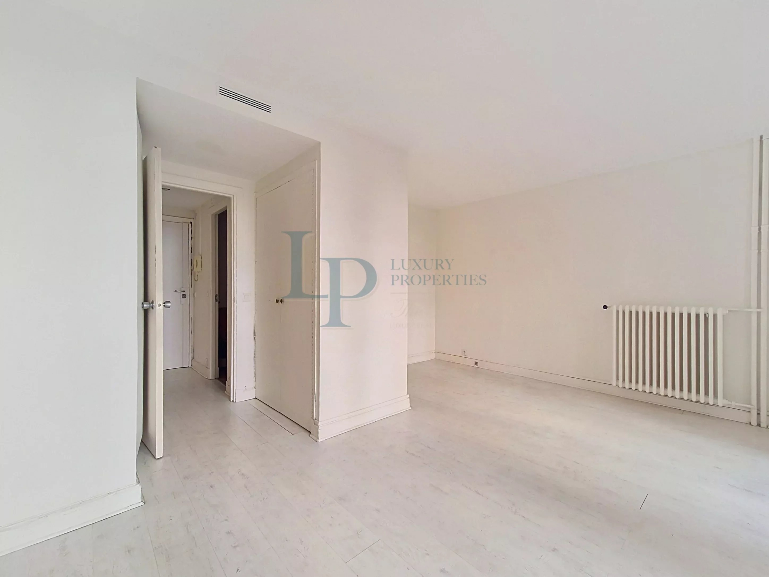 Paris 16 e — Avenue Pierre I er de Serbie · Studio à rénover, 4 e étage avec ascenseur, très lumineux sur cour