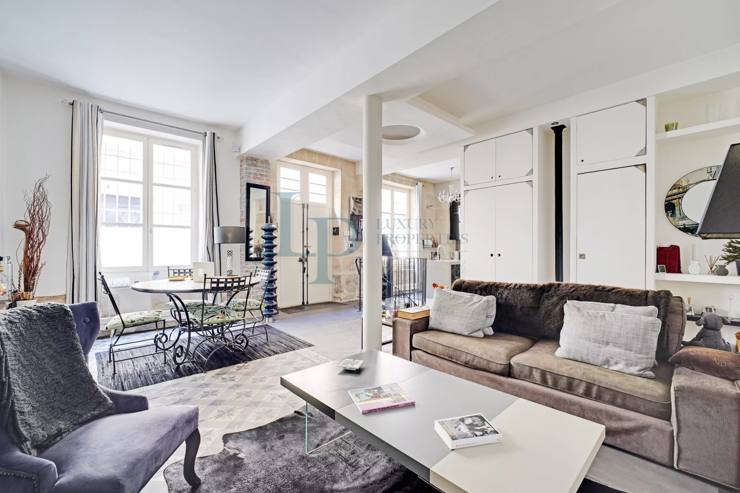 PARIS III – EXCLUSIVITÉ – PLACE DES VOSGES – APPARTEMENT 3 PIÈCES – COMME UNE MAISON – RÉNOVÉ – CALME