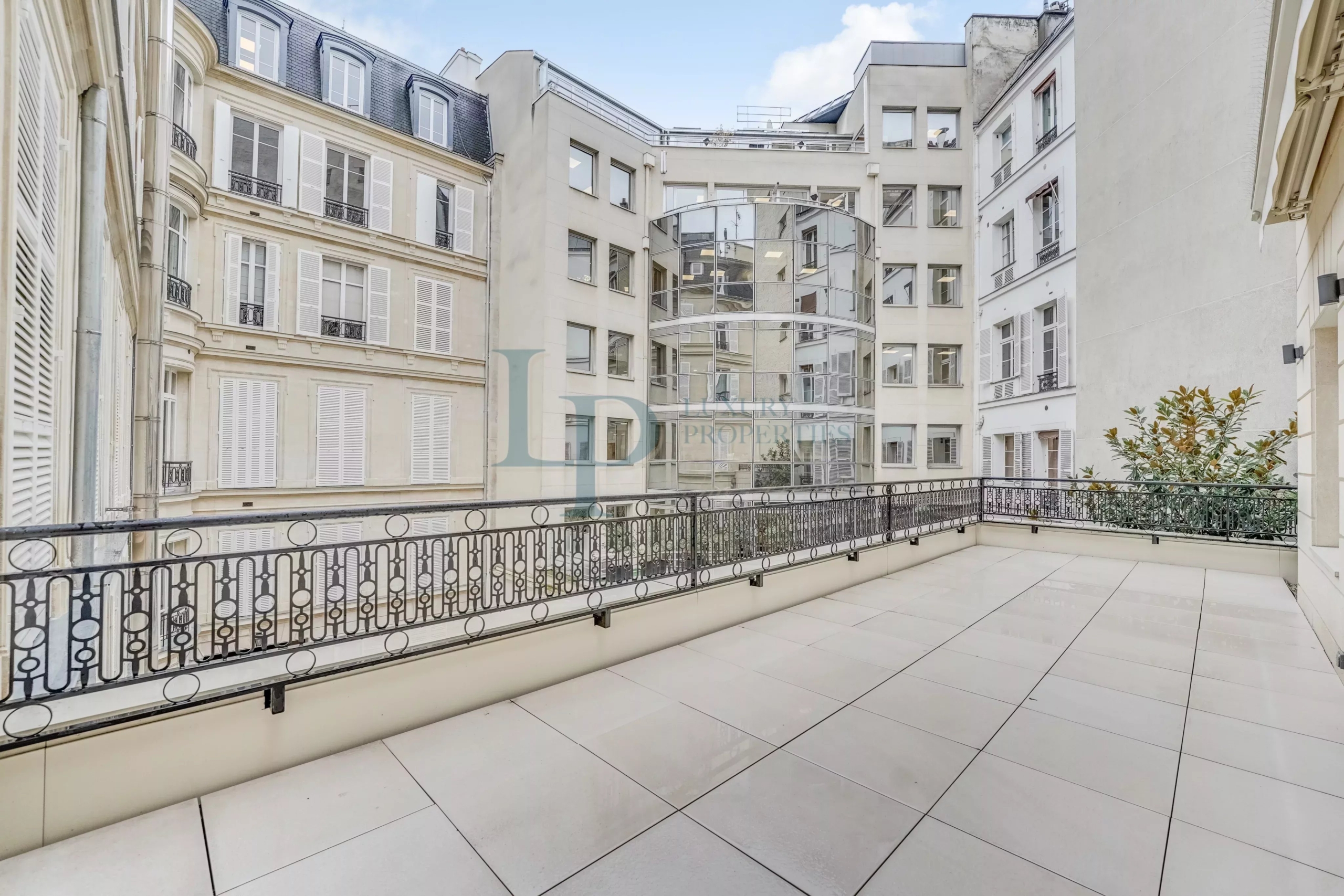 PARIS VIII – SAINT-HONORÉ / HAUSSMANN – TOP FLOOR WITH SOUTH-FACING TERRACE