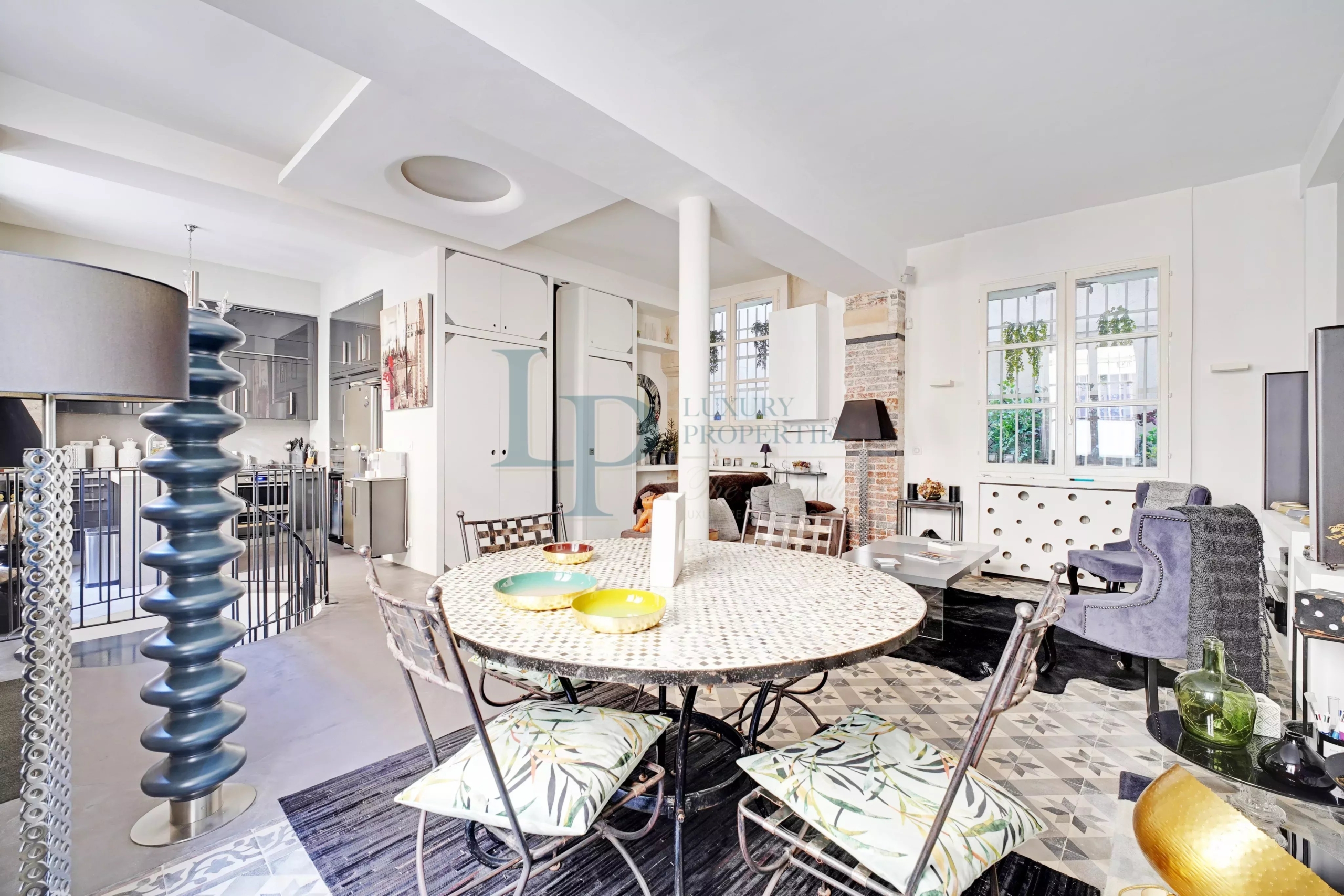 PARIS III – EXCLUSIVITÉ – PLACE DES VOSGES – APPARTEMENT 3 PIÈCES – COMME UNE MAISON – RÉNOVÉ – CALME