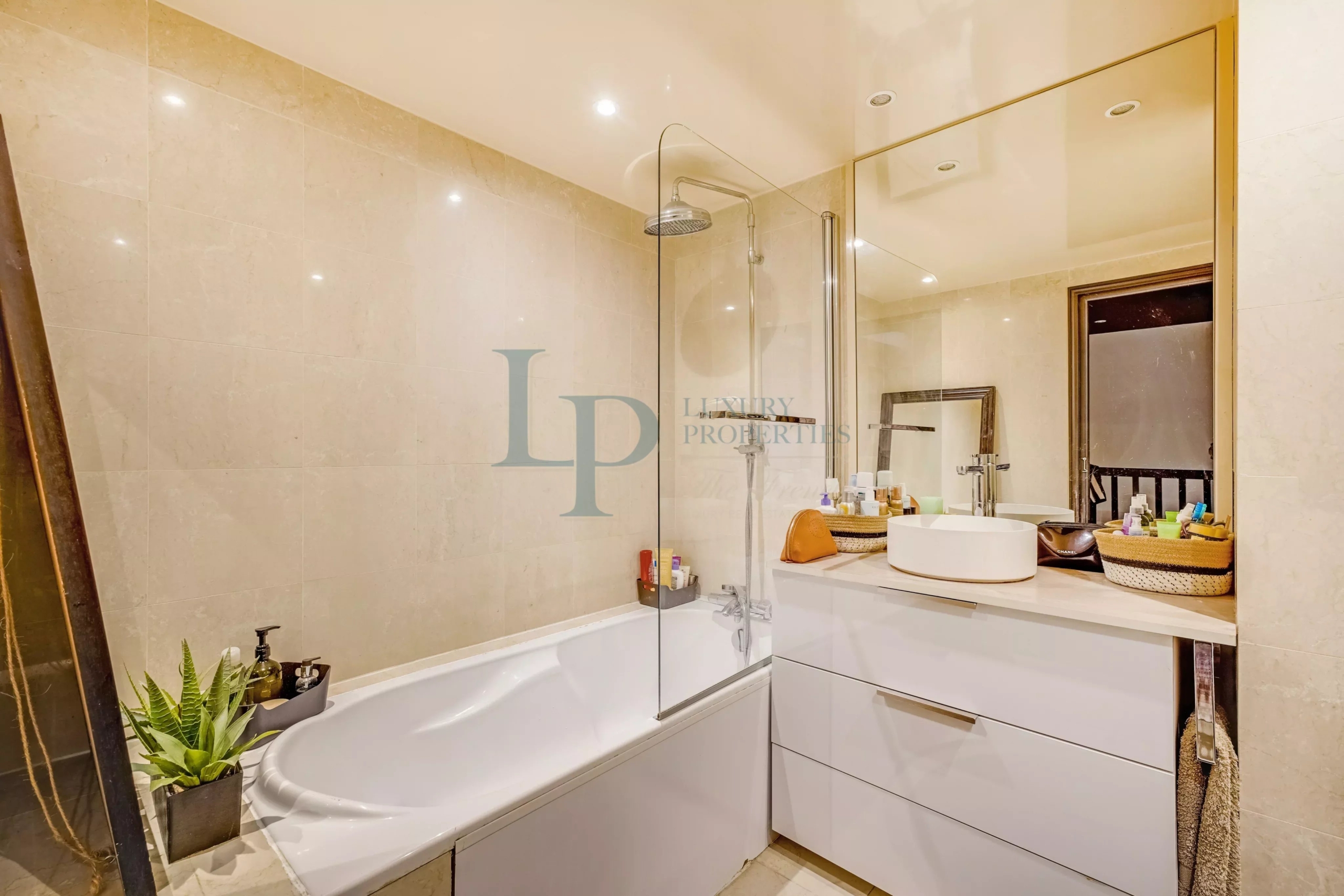 Contemporary 2-Bedroom Apartment in Ville-d’Avray