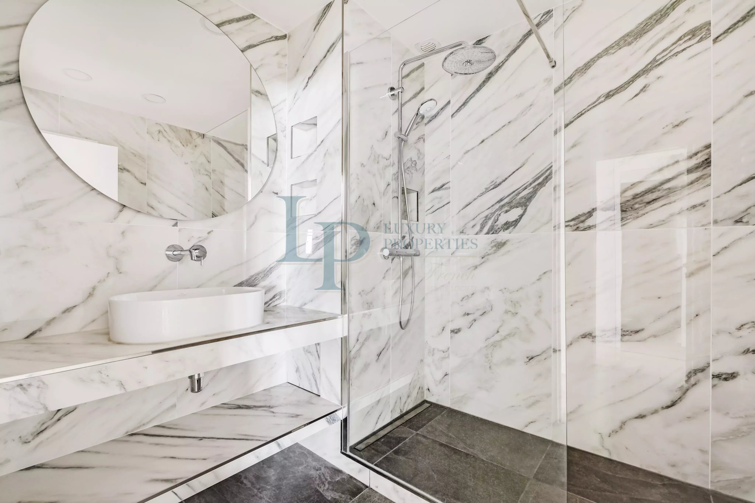 EXCLUSIVIDAD — Avenida Foch — París XVI — Apartamento de recepción de 138m2 — Residencia segura — Bodega y parking