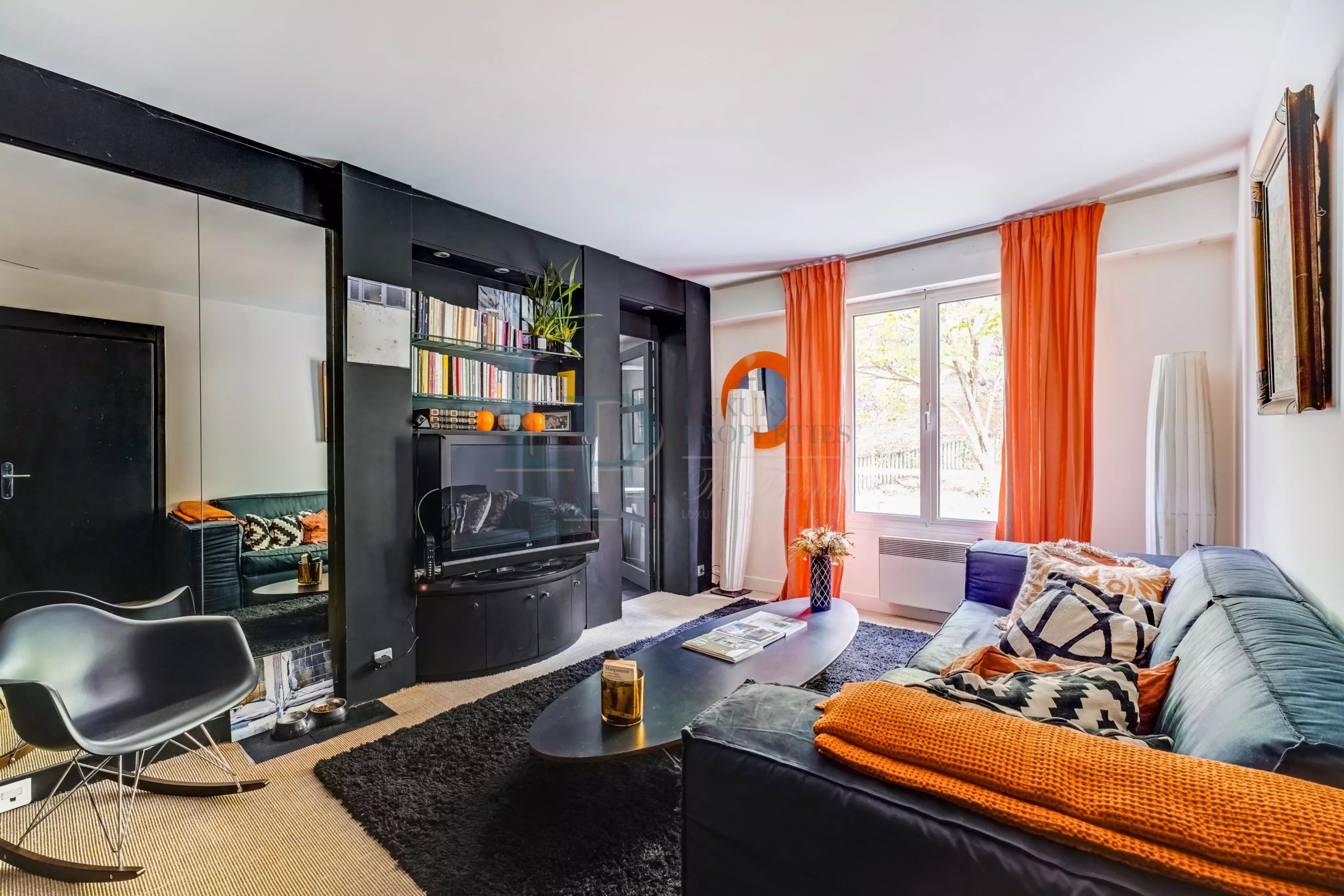 Contemporary 2-Bedroom Apartment in Ville-d’Avray