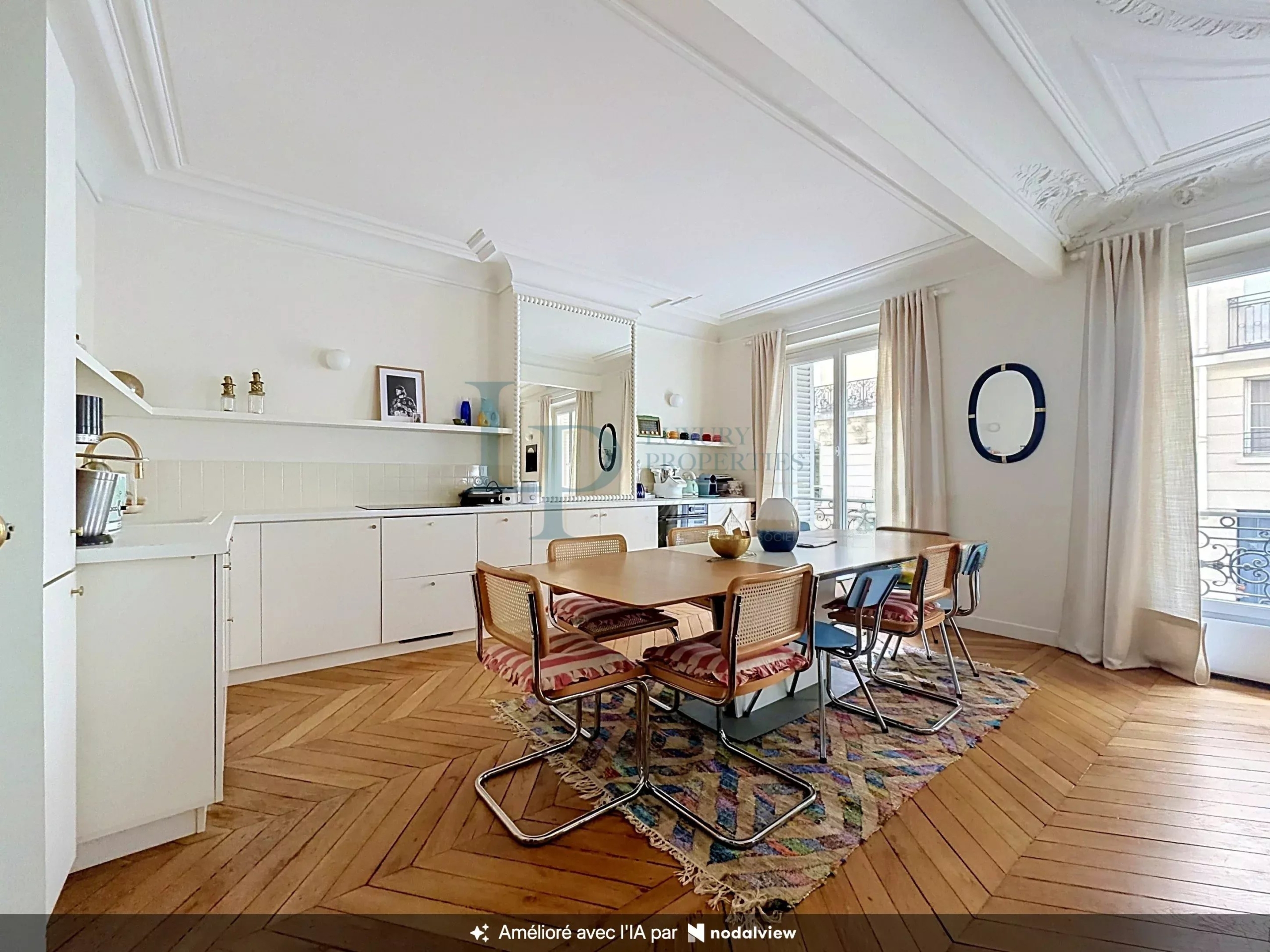 8d02b8379dc7deeb79cab44585f2bd22_28580905d4_2896-original-46309-0.jpg PARIS VIII – EUROPE / VILLIERS – appartement de 4 pièces – entièrement rénové – au calme