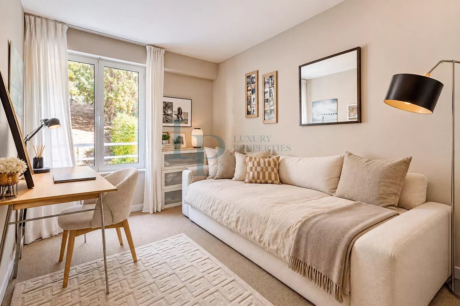 Contemporary 2-Bedroom Apartment in Ville-d’Avray