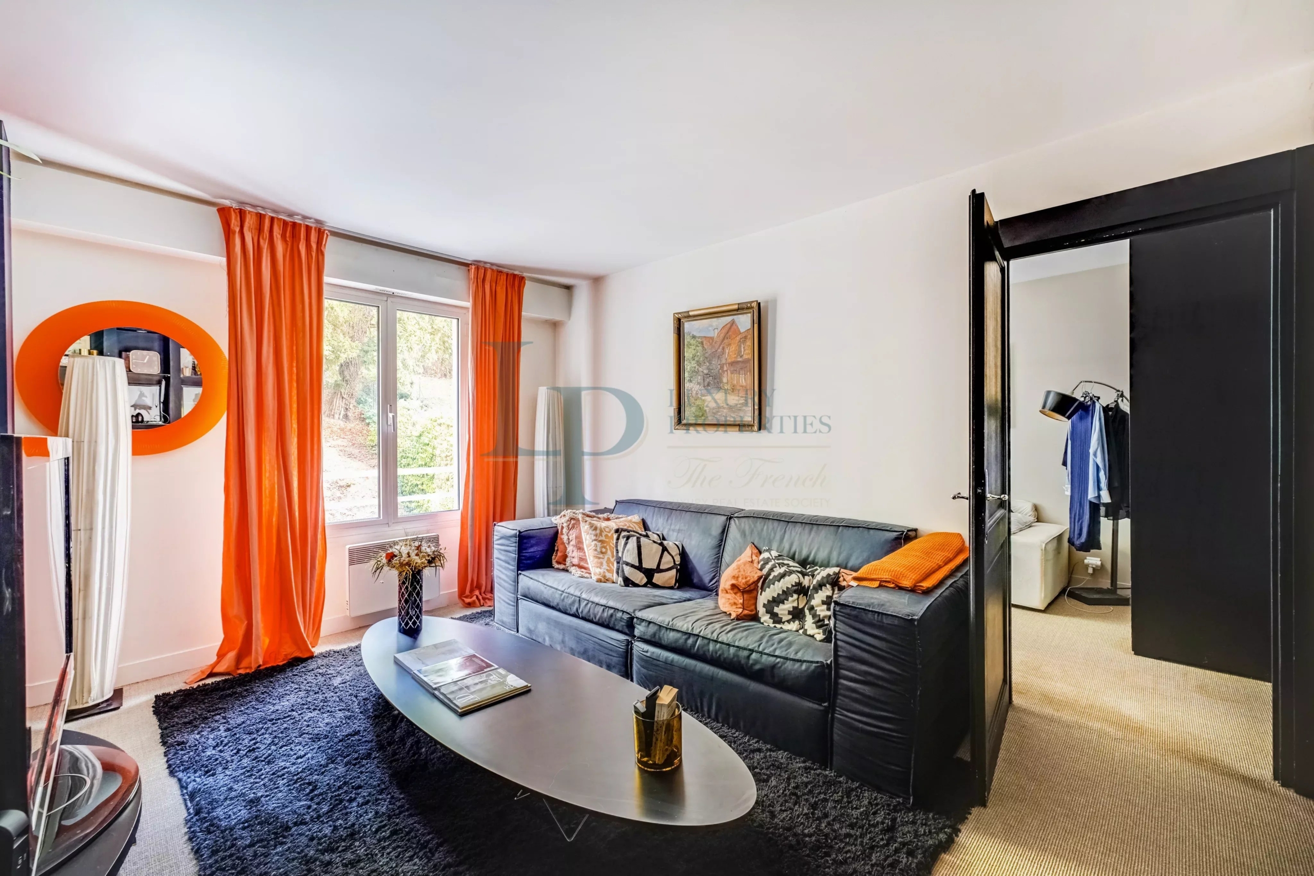 Contemporary 2-Bedroom Apartment in Ville-d’Avray