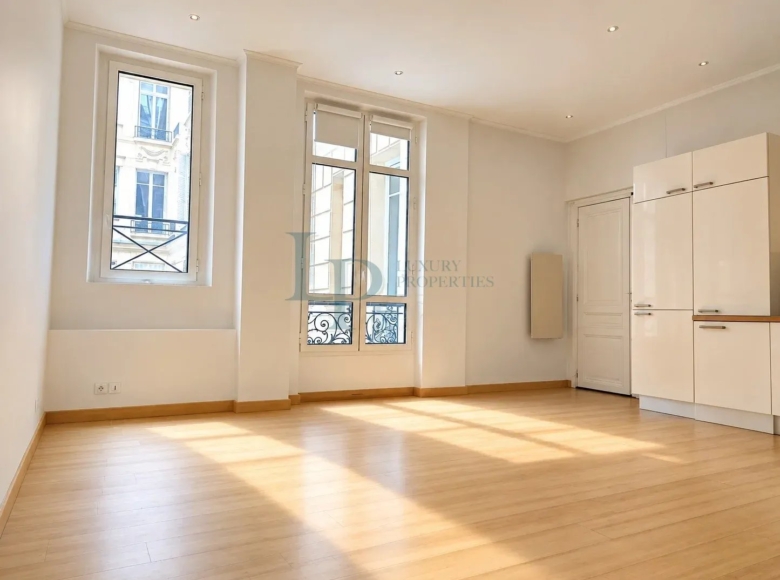 Studio proche Champs Elysée Au Calme